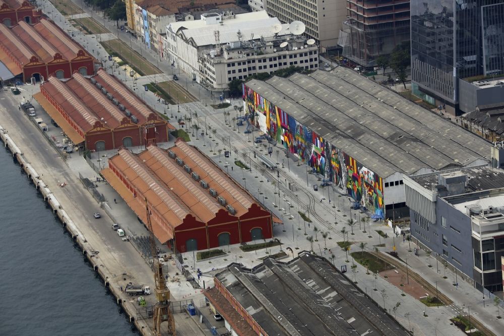 Luftbild Rio de Janeiro - Hafenanlagen am Ufer des Hafenbeckens Porto Maravilha am Olympic Boulevard vor den Sommerspielen der Spiele der XXXI. Olympiade in Rio de Janeiro in Brasilien