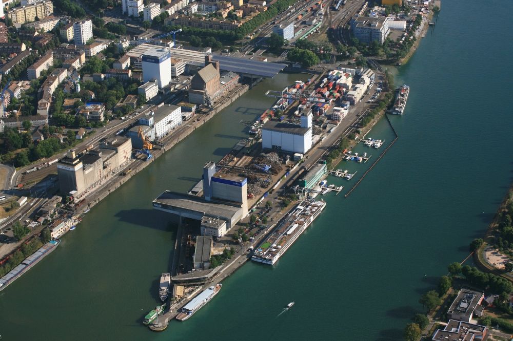 Basel von oben - Hafenanlagen am Ufer des Hafenbeckens am Rheinhafen im Dreiländereck von Basel, Schweiz