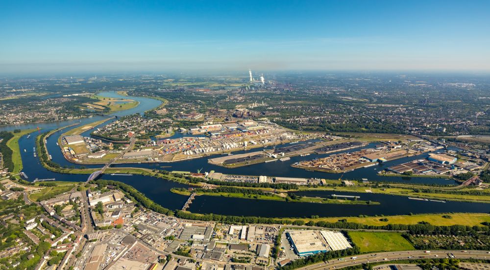 Duisburg von oben - Hafenanlagen am Ufer des Hafenbeckens der Ruhr in Duisburg im Bundesland Nordrhein-Westfalen, Deutschland