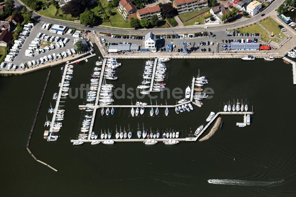 Luftbild Schleswig - Hafenanlagen am Ufer des Hafenbeckens in Schleswig im Bundesland Schleswig-Holstein, Deutschland