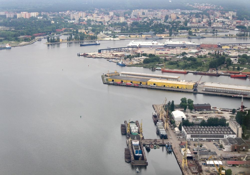Luftaufnahme Swinemünde - Hafenanlagen am Ufer des Hafenbeckens des Seehafen in Swinemünde in Westpommern, Polen