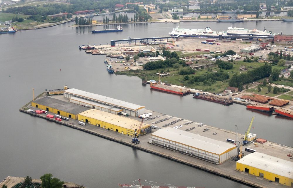 Luftbild Swinemünde - Hafenanlagen am Ufer des Hafenbeckens des Seehafen in Swinemünde in Westpommern, Polen