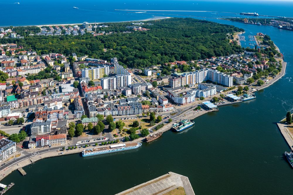 Swinemünde von oben - Hafenanlagen am Ufer des Hafenbeckens des Seehafen in Swinemünde in Westpommern, Polen