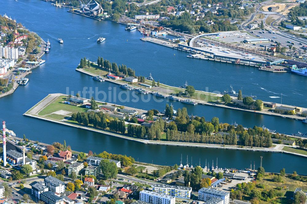 Luftbild Swinemünde - Hafenanlagen am Ufer des Hafenbeckens des Seehafen in Swinemünde in Westpommern, Polen