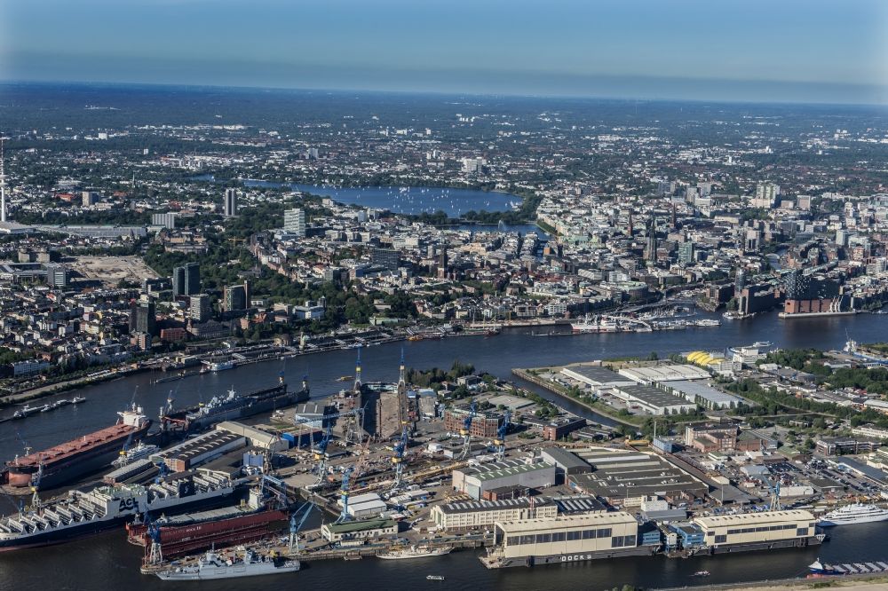 Hamburg von oben - Hafenanlagen am Ufer des Hafenbeckens im Stadtteil Steinwerder in Hamburg