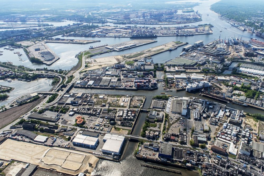 Luftaufnahme Hamburg - Hafenanlagen am Ufer des Hafenbeckens im Stadtteil Steinwerder in Hamburg