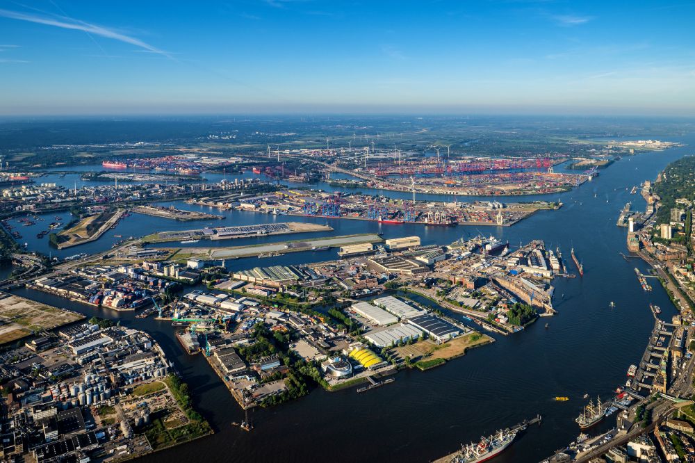 Hamburg aus der Vogelperspektive: Hafenanlagen am Ufer des Hafenbeckens im Stadtteil Steinwerder in Hamburg