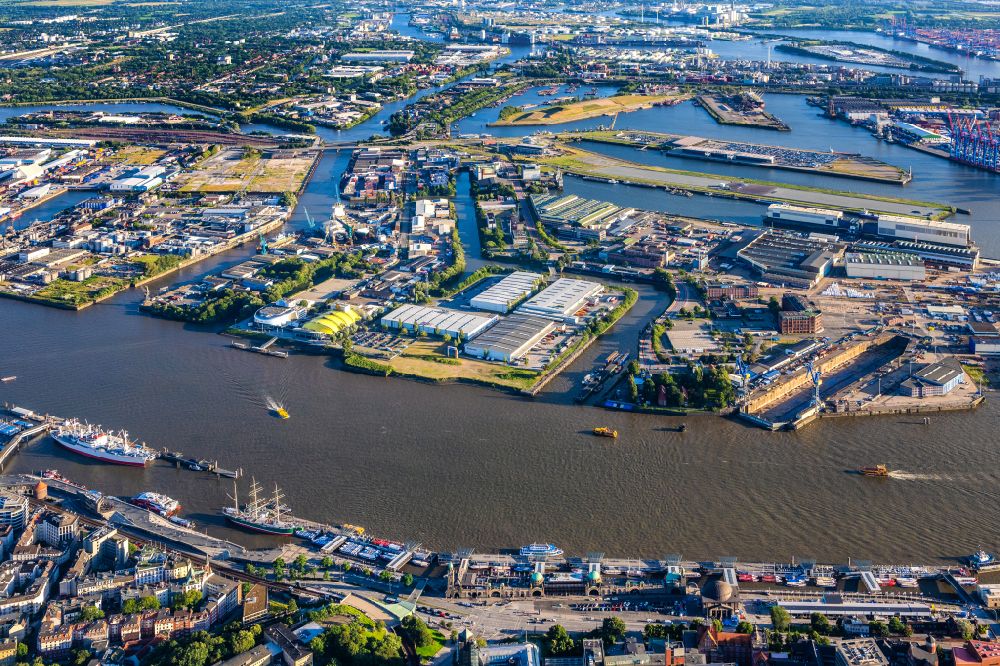 Luftaufnahme Hamburg - Hafenanlagen am Ufer des Hafenbeckens im Stadtteil Steinwerder in Hamburg