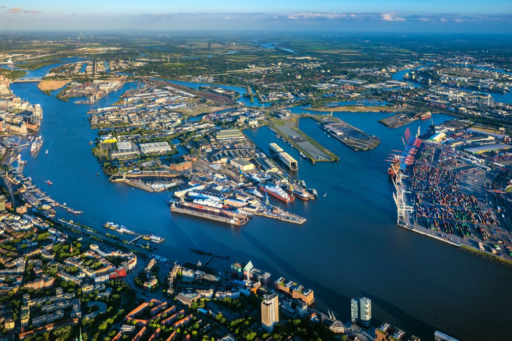 Luftbild Hamburg - Hafenanlagen am Ufer des Hafenbeckens im Stadtteil Steinwerder in Hamburg