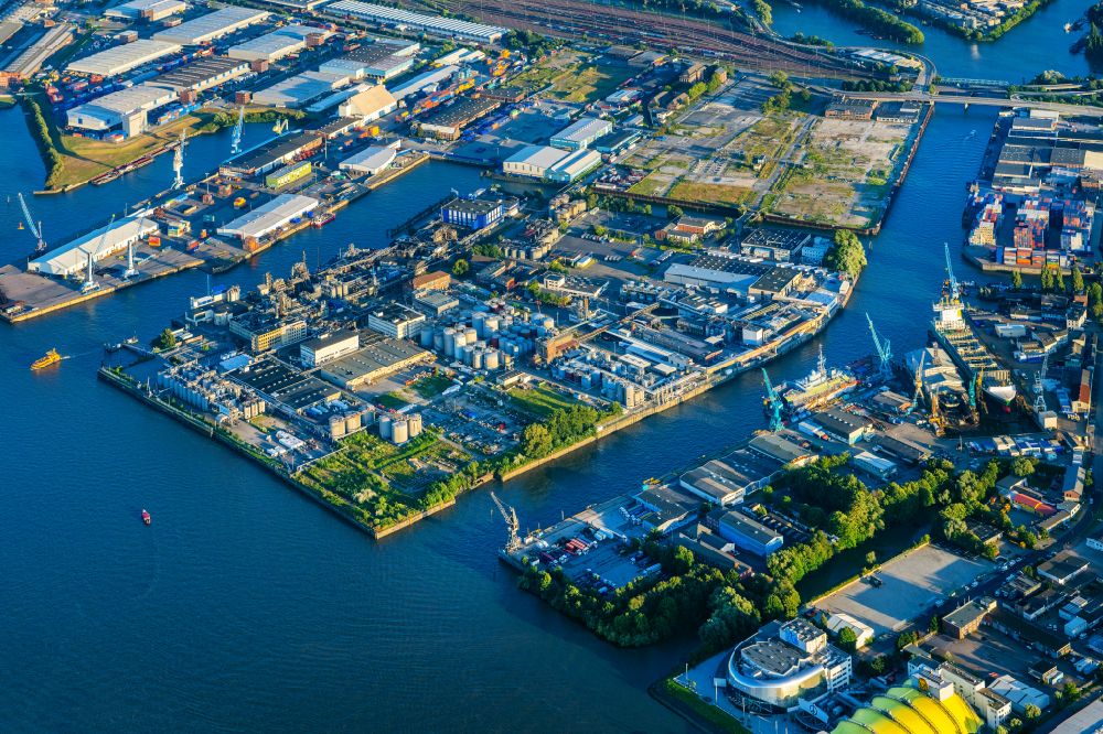 Hamburg aus der Vogelperspektive: Hafenanlagen am Ufer des Hafenbeckens im Stadtteil Steinwerder in Hamburg