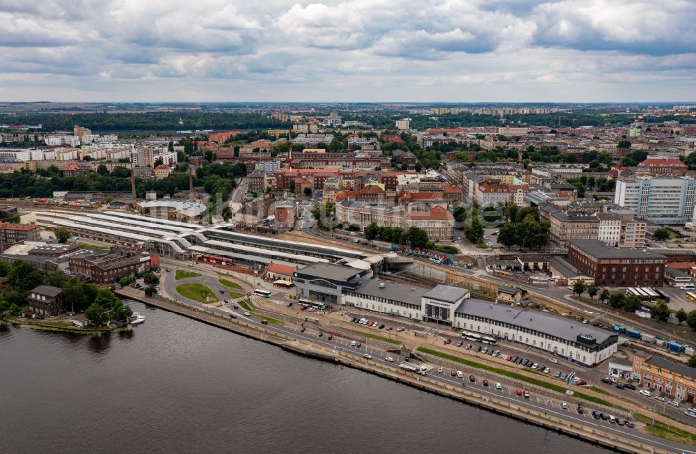 Szczecin - Stettin von oben - Hafenanlagen am Ufer des Hafenbeckens in Szczecin in West Pomeranian Voivodeship, Polen