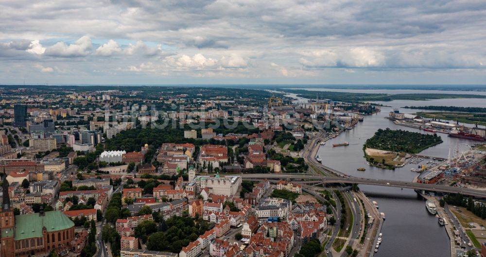 Luftbild Szczecin - Stettin - Hafenanlagen am Ufer des Hafenbeckens in Szczecin in West Pomeranian Voivodeship, Polen