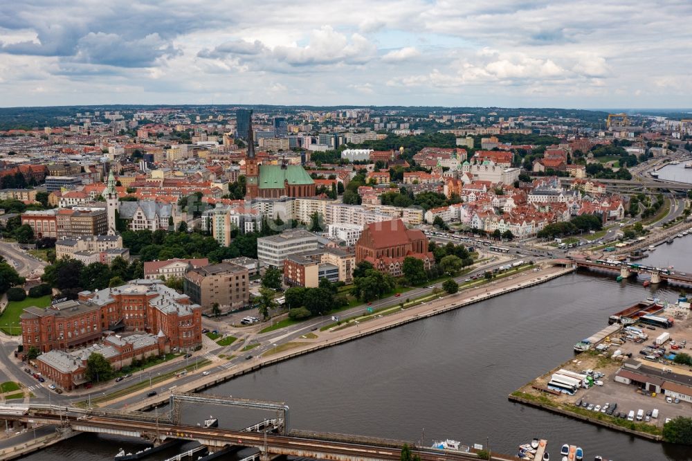 Luftaufnahme Szczecin - Stettin - Hafenanlagen am Ufer des Hafenbeckens in Szczecin in West Pomeranian Voivodeship, Polen