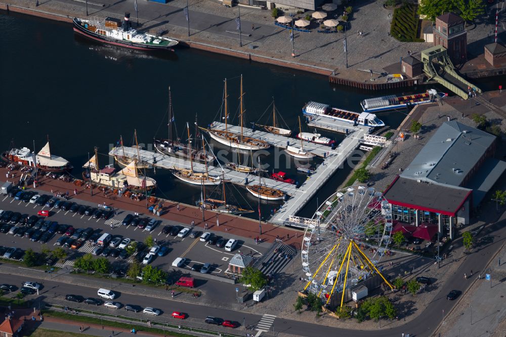 Luftbild Bremerhaven - Hafenanlagen am Ufer des Hafenbeckens am Ufer der Weser in Bremerhaven im Bundesland Bremen, Deutschland
