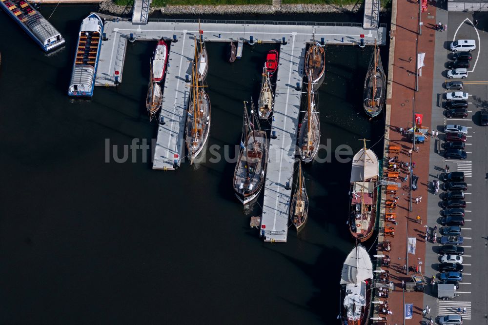 Luftaufnahme Bremerhaven - Hafenanlagen am Ufer des Hafenbeckens am Ufer der Weser in Bremerhaven im Bundesland Bremen, Deutschland