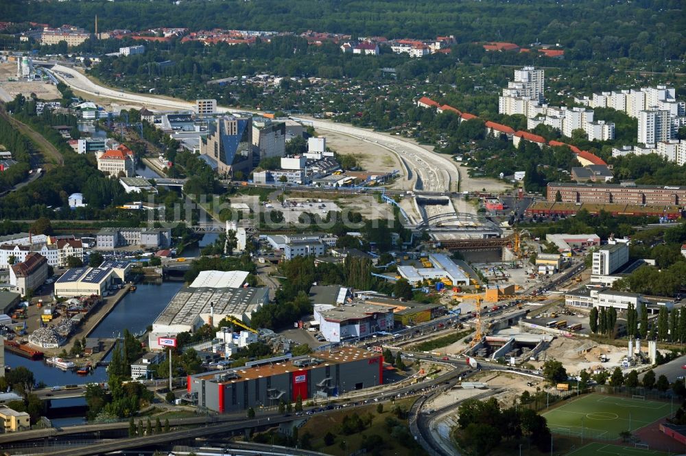 Luftbild Berlin - Hafenanlagen am Ufer des Hafenbeckens am Unterhafen und Oberhafen im Stadtteil Neukölln in Berlin, Deutschland