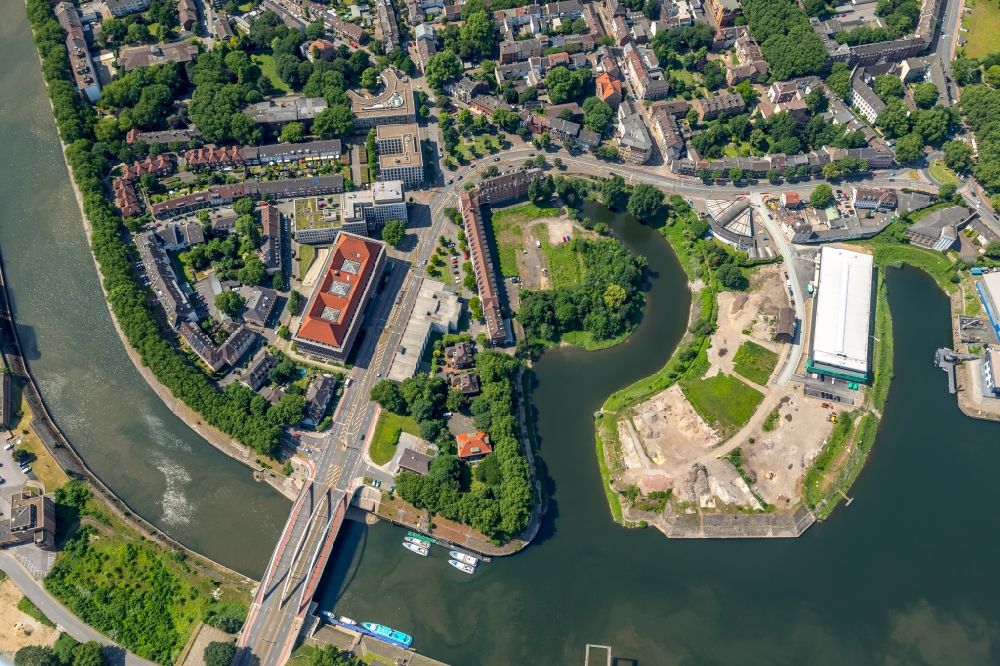 Luftaufnahme Duisburg - Hafenanlagen am Ufer des Hafenbeckens am Vinckekanal in Duisburg im Bundesland Nordrhein-Westfalen, Deutschland