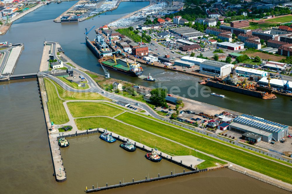 Bremerhaven aus der Vogelperspektive: Hafenanlagen am Ufer des Hafenbeckens der Weser in Bremerhaven im Bundesland Bremen, Deutschland