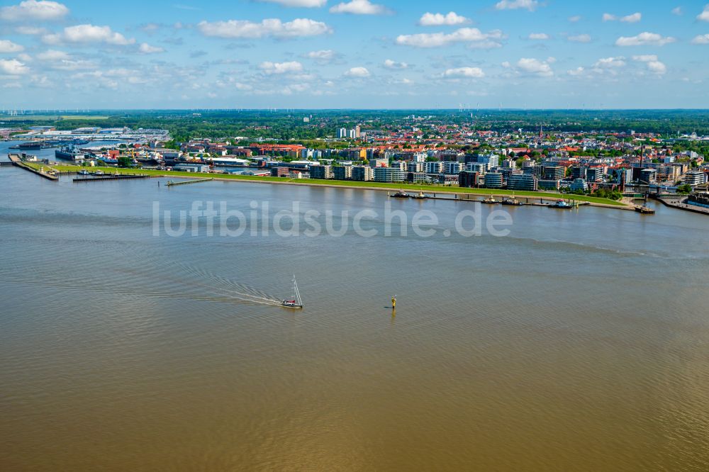 Luftaufnahme Bremerhaven - Hafenanlagen am Ufer des Hafenbeckens der Weser- Mündung in Bremerhaven im Bundesland Bremen, Deutschland