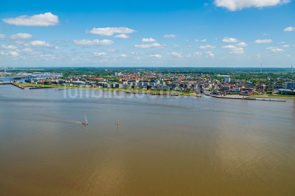 Luftbild Bremerhaven - Hafenanlagen am Ufer des Hafenbeckens der Weser- Mündung in Bremerhaven im Bundesland Bremen, Deutschland