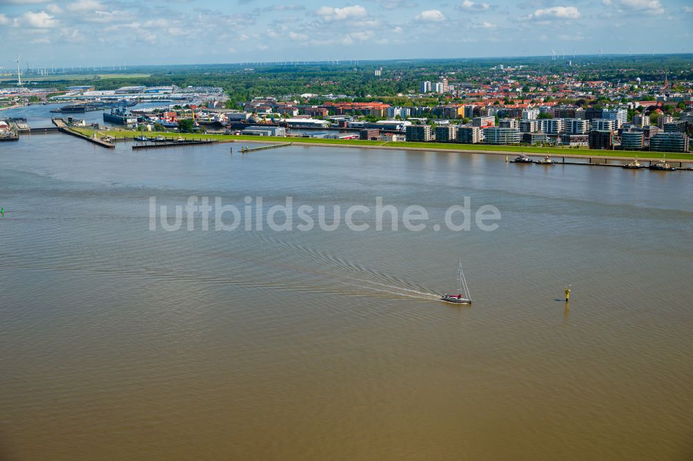 Bremerhaven von oben - Hafenanlagen am Ufer des Hafenbeckens der Weser- Mündung in Bremerhaven im Bundesland Bremen, Deutschland