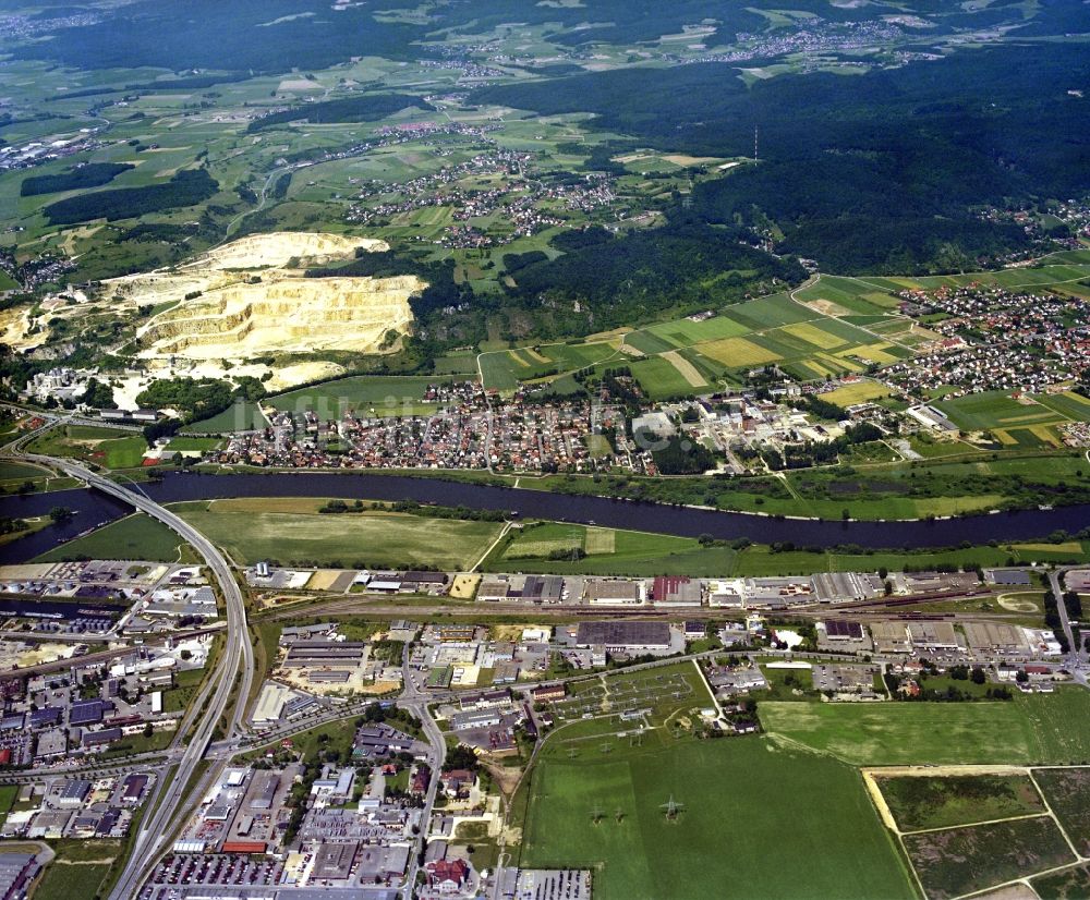 Luftaufnahme Regensburg - Hafenanlagen am Ufer des Hafenbeckens des Westhafens in Regensburg im Bundesland Bayern, Deutschland
