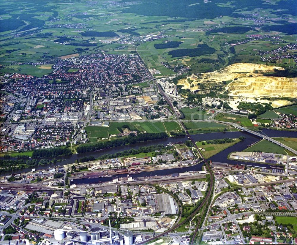 Regensburg von oben - Hafenanlagen am Ufer des Hafenbeckens des Westhafens in Regensburg im Bundesland Bayern, Deutschland