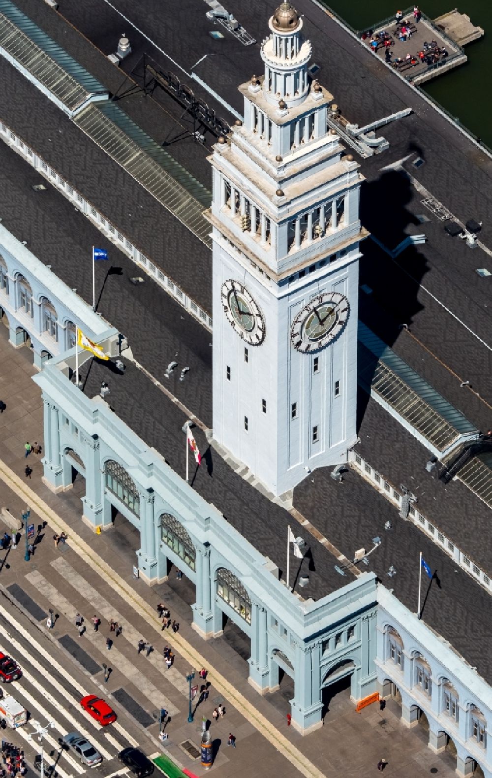 Luftaufnahme San Francisco - Hafenanlagen und Uhrenturm am Ufer des Hafenbeckens des Ferry Terminal in San Francisco in USA