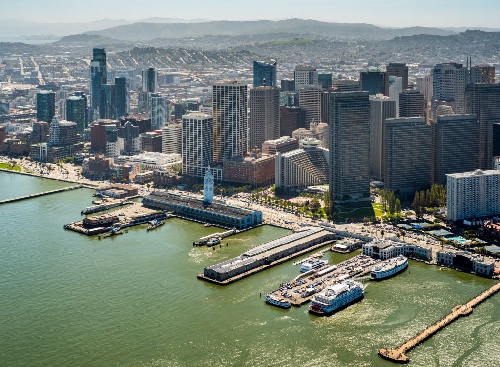 Luftbild San Francisco - Hafenanlagen und Uhrenturm am Ufer des Hafenbeckens des Ferry Terminal in San Francisco in USA
