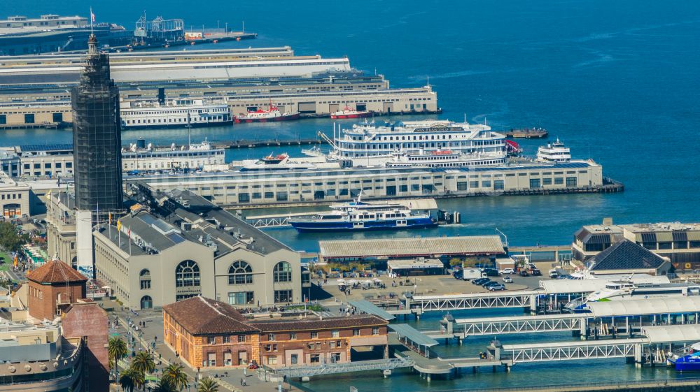 San Francisco aus der Vogelperspektive: Hafenanlagen und Uhrenturm am Ufer des Hafenbeckens des Ferry Terminal in San Francisco in USA