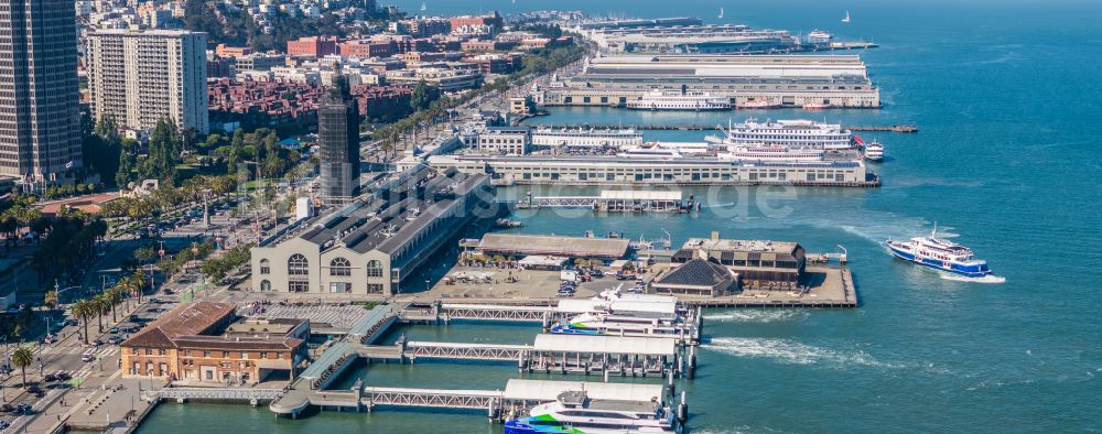 Luftbild San Francisco - Hafenanlagen und Uhrenturm am Ufer des Hafenbeckens des Ferry Terminal in San Francisco in USA