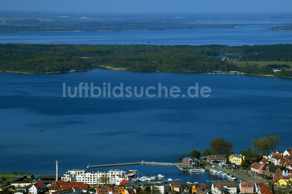 Luftbild Waren (Müritz) - Hafenbecken des Binnenhafen für Passagierschiffe und Binnenmüritz in Waren (Müritz) im Bundesland Mecklenburg-Vorpommern, Deutschland
