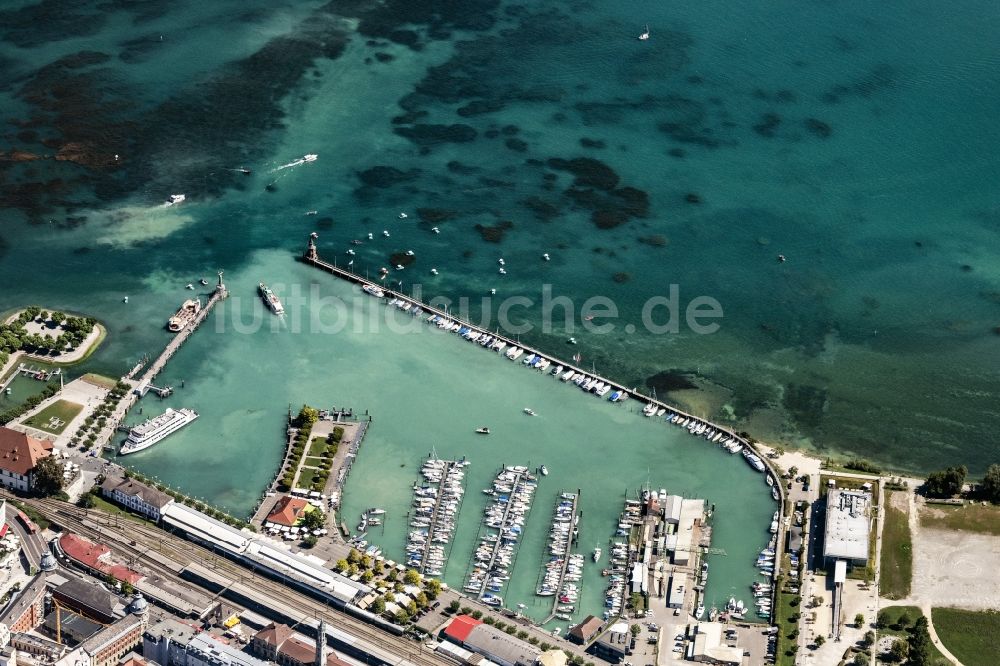 Luftbild Konstanz - Hafenbecken des Binnenhafen für Passagierschiffe und Fährschiffe sowie Segel- und Sportboote in Konstanz im Bundesland Baden-Württemberg, Deutschland
