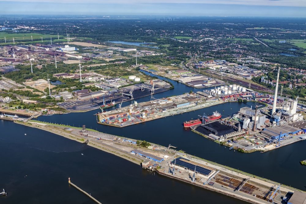 Luftbild Bremen - Hafenbecken des Binnenhafen am Ufer der Weser im Ortsteil Gröpelingen in Bremen, Deutschland