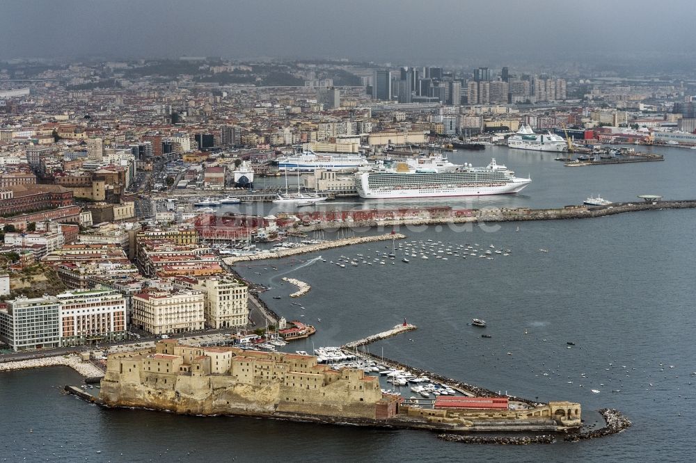 Neapel von oben - Hafenbereich an der Mittelmeerküste in Neapel in Italien