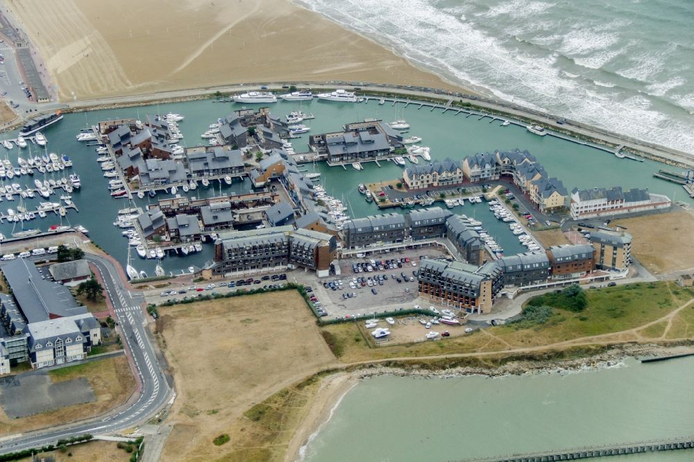Luftaufnahme Deauville - Hafendorf und Marina in Deauville, Basse-Normandie in Normandie, Frankreich