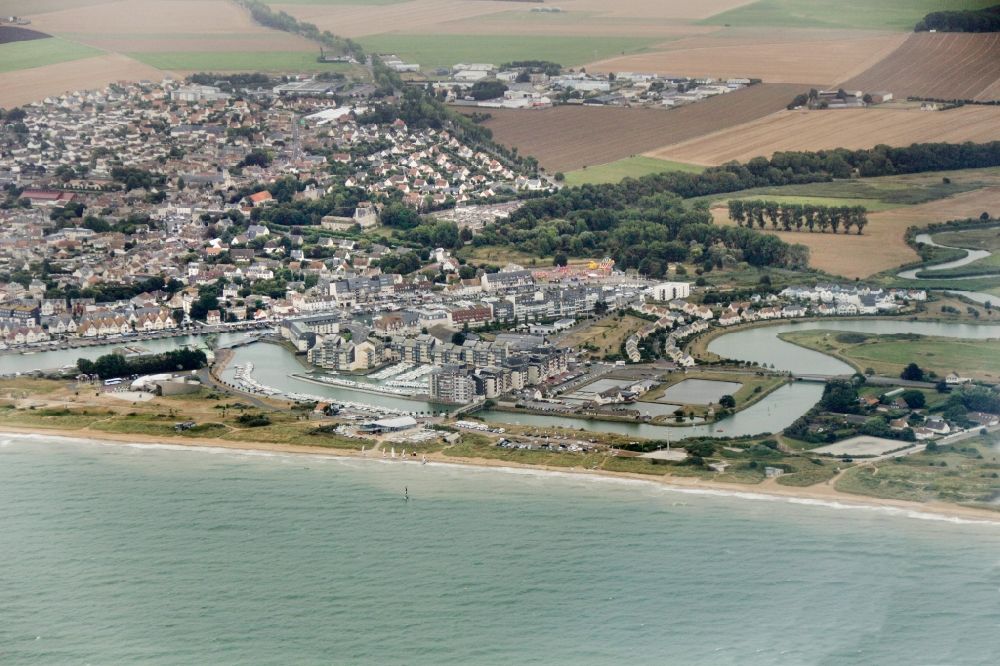 Luftbild Deauville - Hafendorf und Marina in Deauville, Basse-Normandie in Normandie, Frankreich