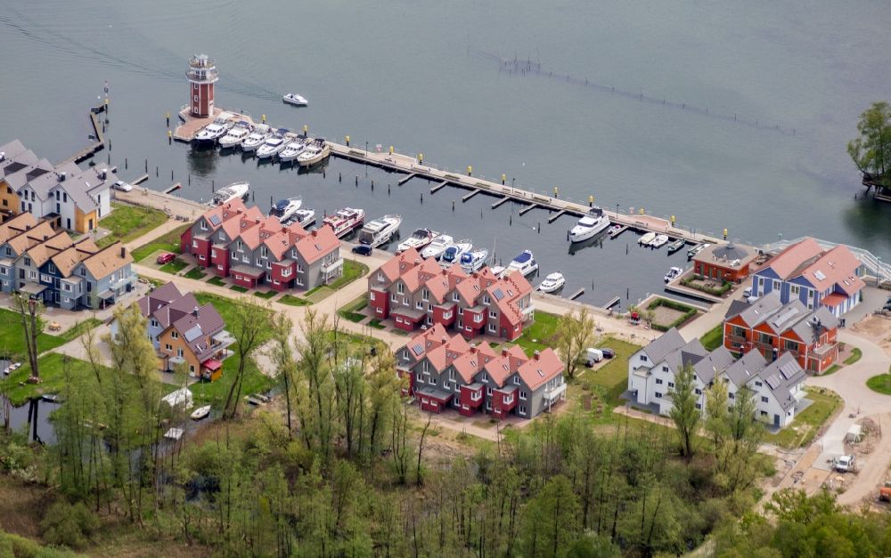 Luftaufnahme Plau am See - Hafendorf mit Yachthafen, Sportboot- Anlegestellen und Bootsliegeplätzen am Uferbereich des Plauer Sees in Plau am See im Bundesland Mecklenburg-Vorpommern
