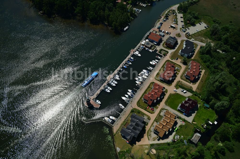 Luftaufnahme Plau am See - Hafendorf mit Yachthafen, Sportboot- Anlegestellen und Bootsliegeplätzen am Uferbereich des Plauer Sees in Plau am See im Bundesland Mecklenburg-Vorpommern