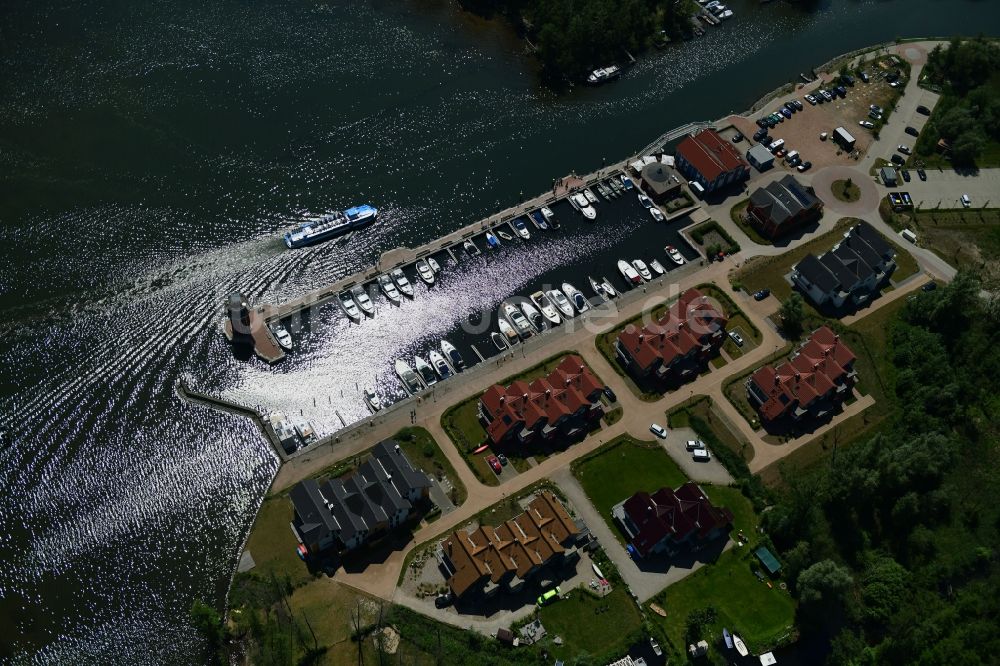 Plau am See von oben - Hafendorf mit Yachthafen, Sportboot- Anlegestellen und Bootsliegeplätzen am Uferbereich des Plauer Sees in Plau am See im Bundesland Mecklenburg-Vorpommern