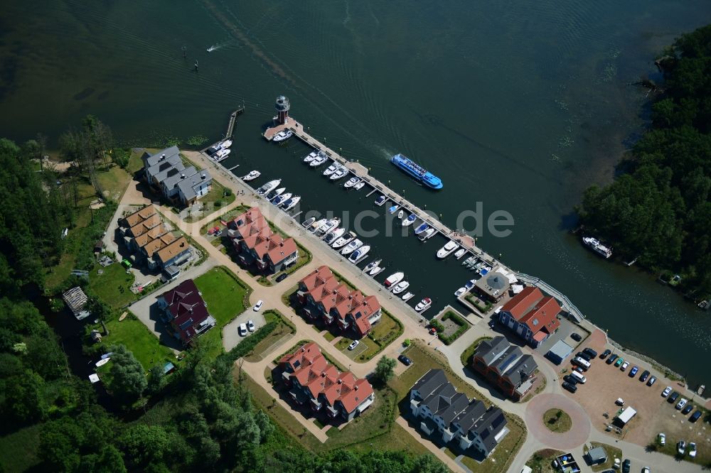 Luftbild Plau am See - Hafendorf mit Yachthafen, Sportboot- Anlegestellen und Bootsliegeplätzen am Uferbereich des Plauer Sees in Plau am See im Bundesland Mecklenburg-Vorpommern