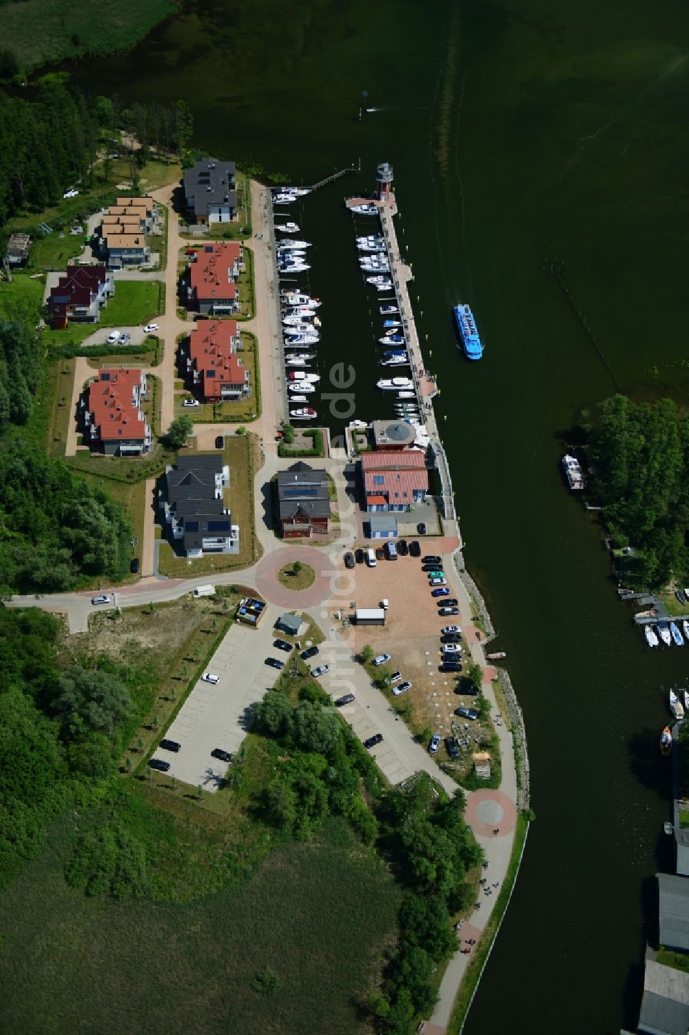 Plau am See von oben - Hafendorf mit Yachthafen, Sportboot- Anlegestellen und Bootsliegeplätzen am Uferbereich des Plauer Sees in Plau am See im Bundesland Mecklenburg-Vorpommern