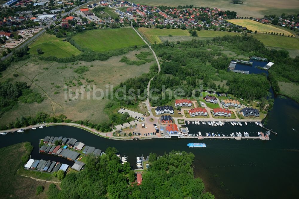 Luftbild Plau am See - Hafendorf mit Yachthafen, Sportboot- Anlegestellen und Bootsliegeplätzen am Uferbereich des Plauer Sees in Plau am See im Bundesland Mecklenburg-Vorpommern