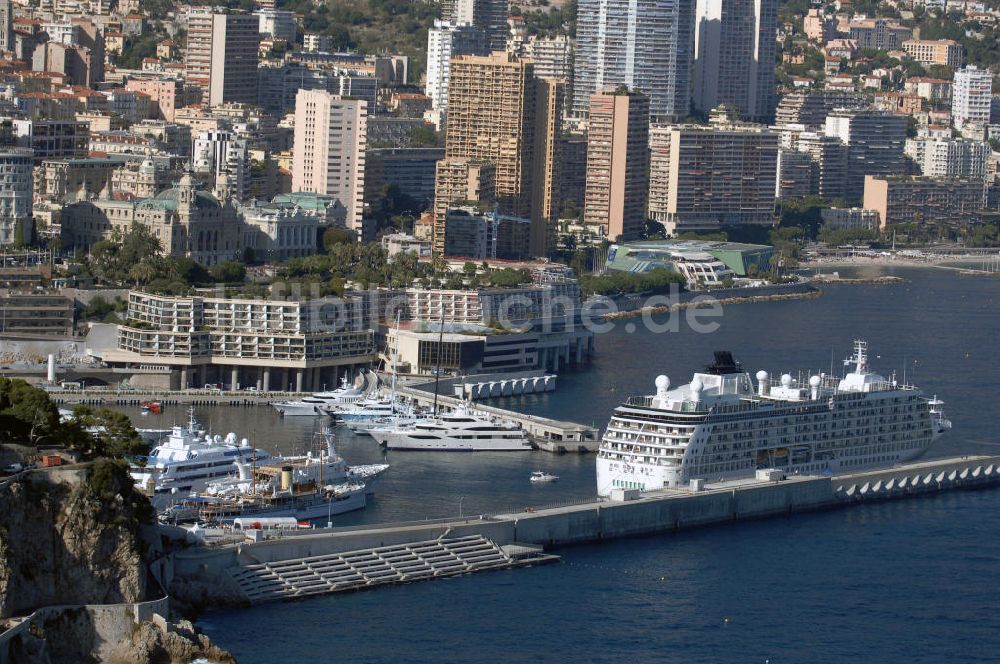 MONACO von oben - Hafeneinfahrt am Quai des Etats-Unis und der Stadtteil Monte Carlo von Monaco