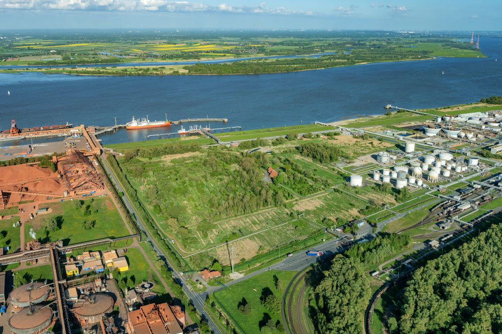 Stade aus der Vogelperspektive: Hafengelände Stader Seehafen AOS Raffinerie- Werksgelände in Bützfleth im Bundesland Niedersachsen, Deutschland