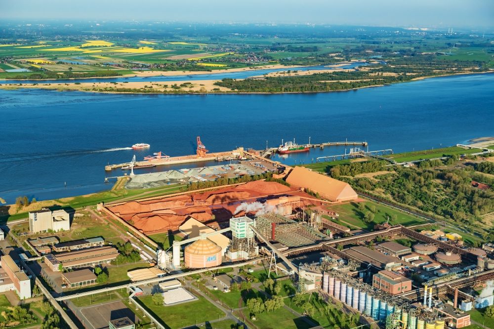 Stade von oben - Hafengelände Stader Seehafen AOS Raffinerie- Werksgelände in Bützfleth im Bundesland Niedersachsen, Deutschland