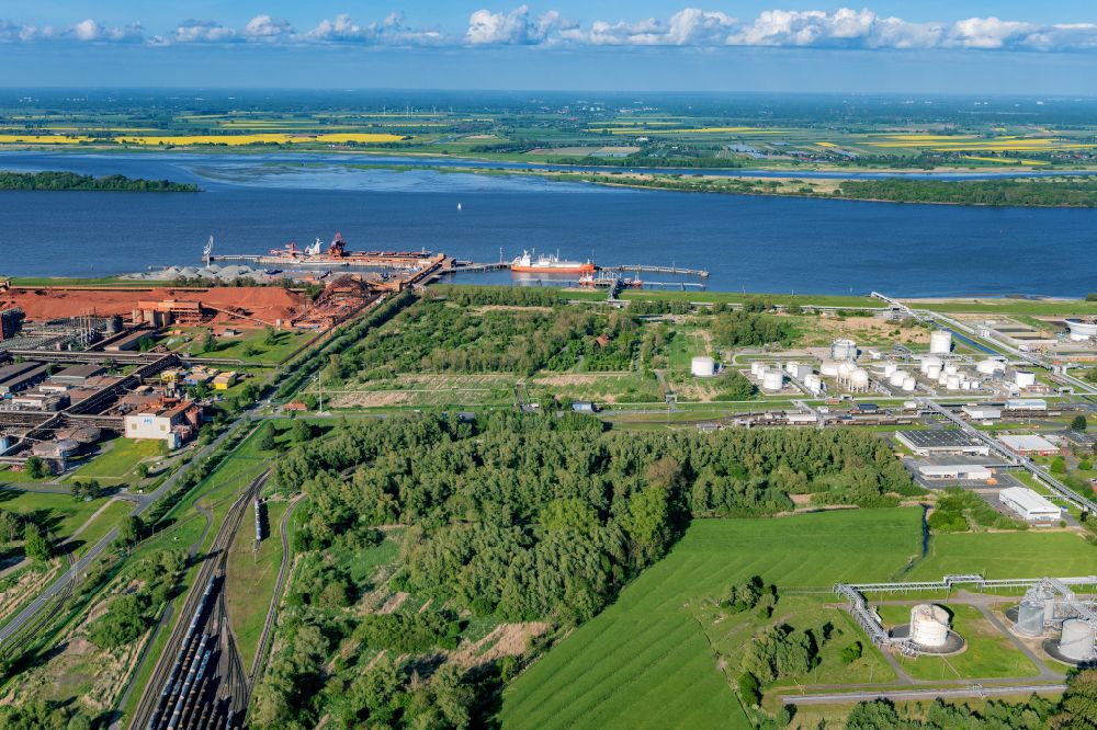 Luftaufnahme Stade - Hafengelände Stader Seehafen AOS Raffinerie- Werksgelände in Bützfleth im Bundesland Niedersachsen, Deutschland