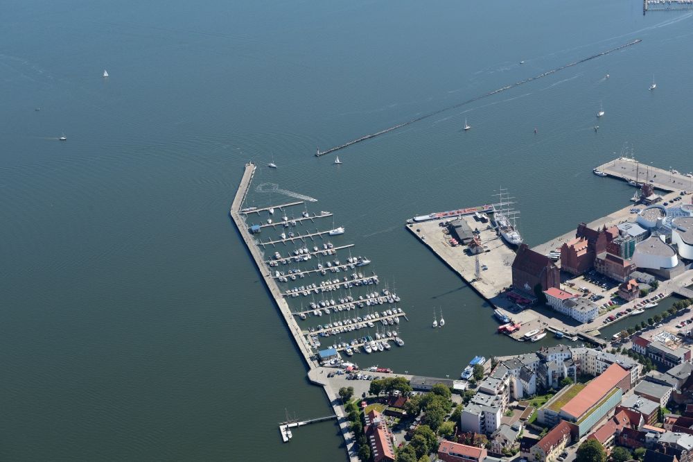 Stralsund von oben - Hafeninsel mit dem Ozeaneum Meereskunde- Museum in der Hansestadt Stralsund in Mecklenburg - Vorpommern