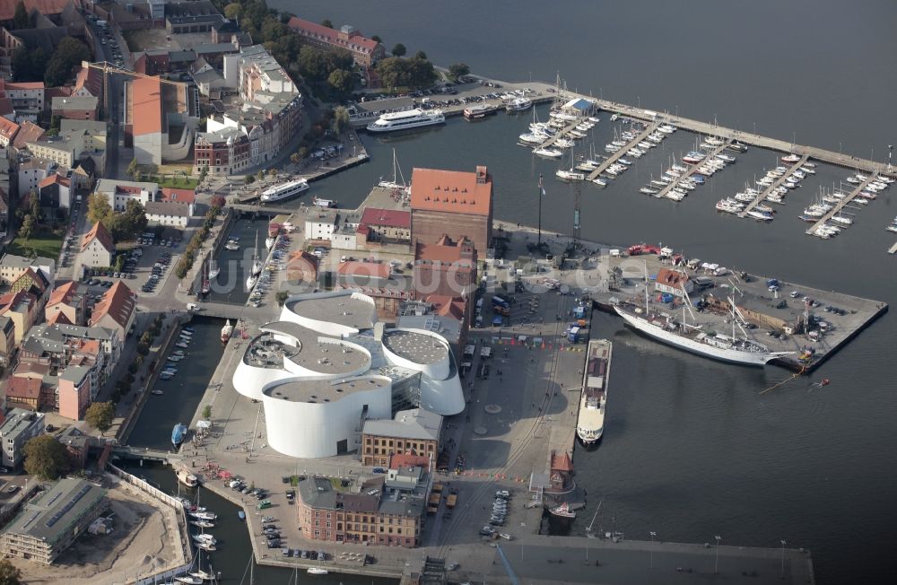Luftaufnahme Stralsund - Hafeninsel mit dem Ozeaneum Meereskunde- Museum in der Hansestadt Stralsund in Mecklenburg - Vorpommern