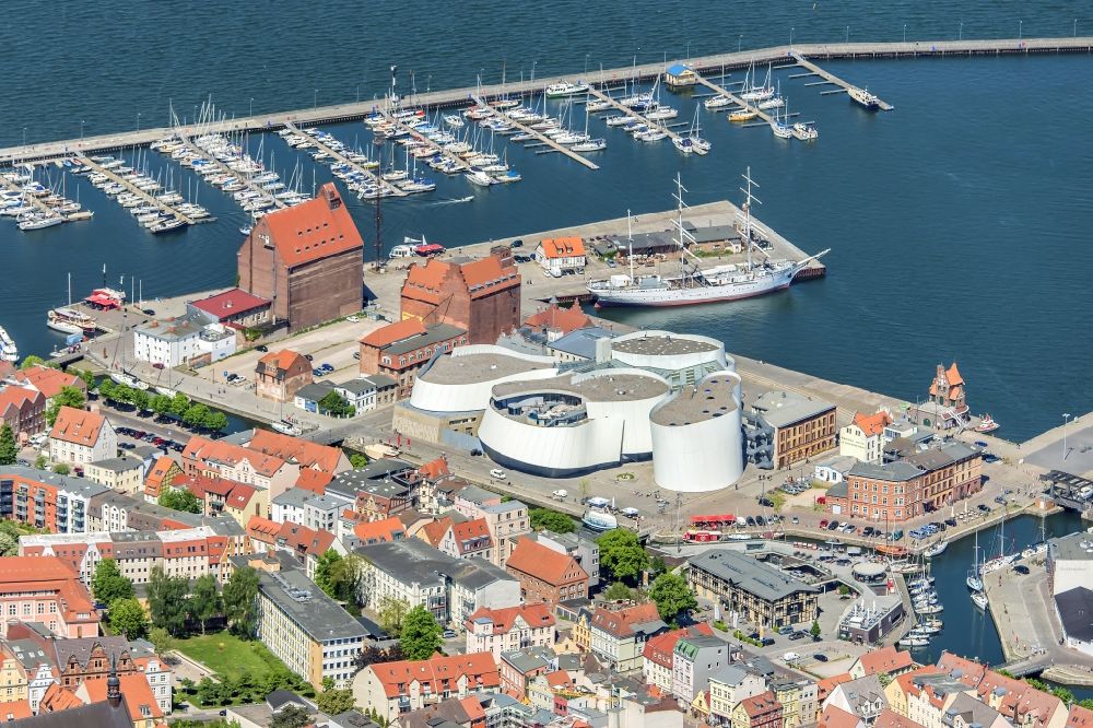 Stralsund aus der Vogelperspektive: Hafeninsel mit dem Ozeaneum Meereskunde- Museum in der Hansestadt Stralsund in Mecklenburg - Vorpommern
